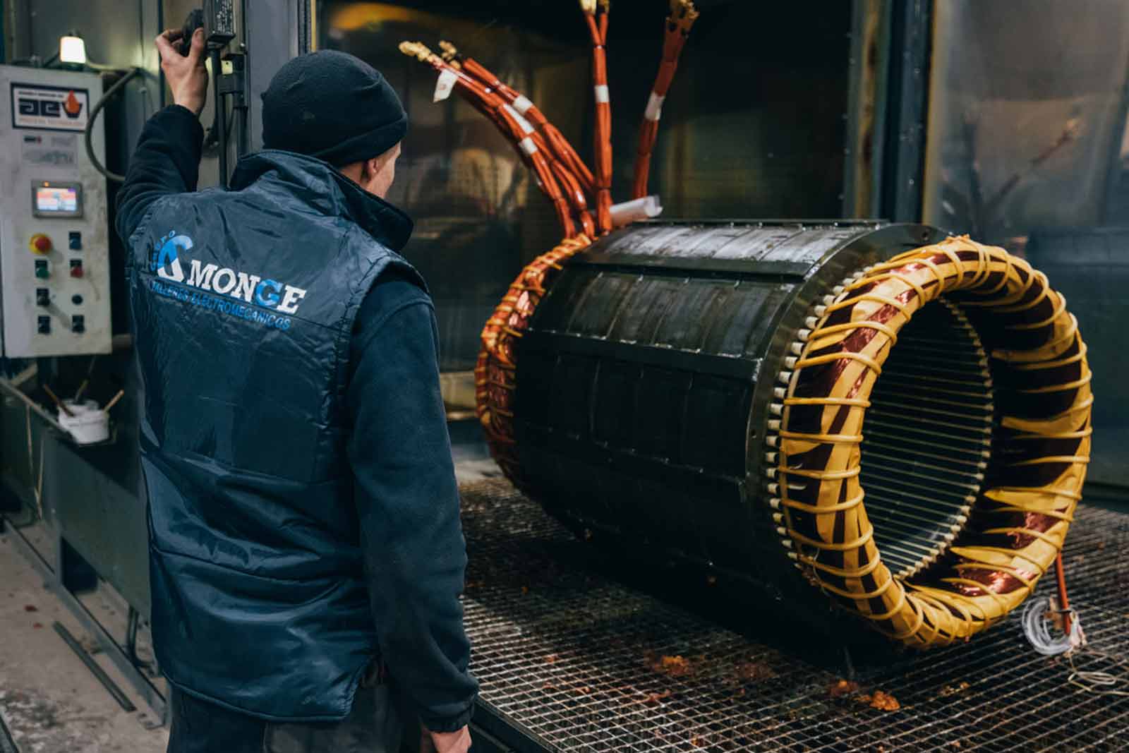 Cuando intervenimos sobre una máquina una vez que la avería ha aparecido. Ahí se lleva a cabo la reparación de la maquinaria industrial in situ o en nuestras instalaciones.